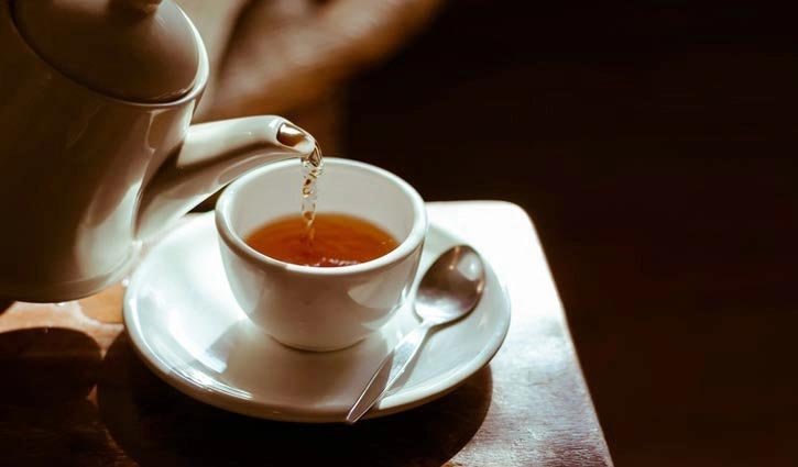 Advantages & Disadvantages of Drinking Tea